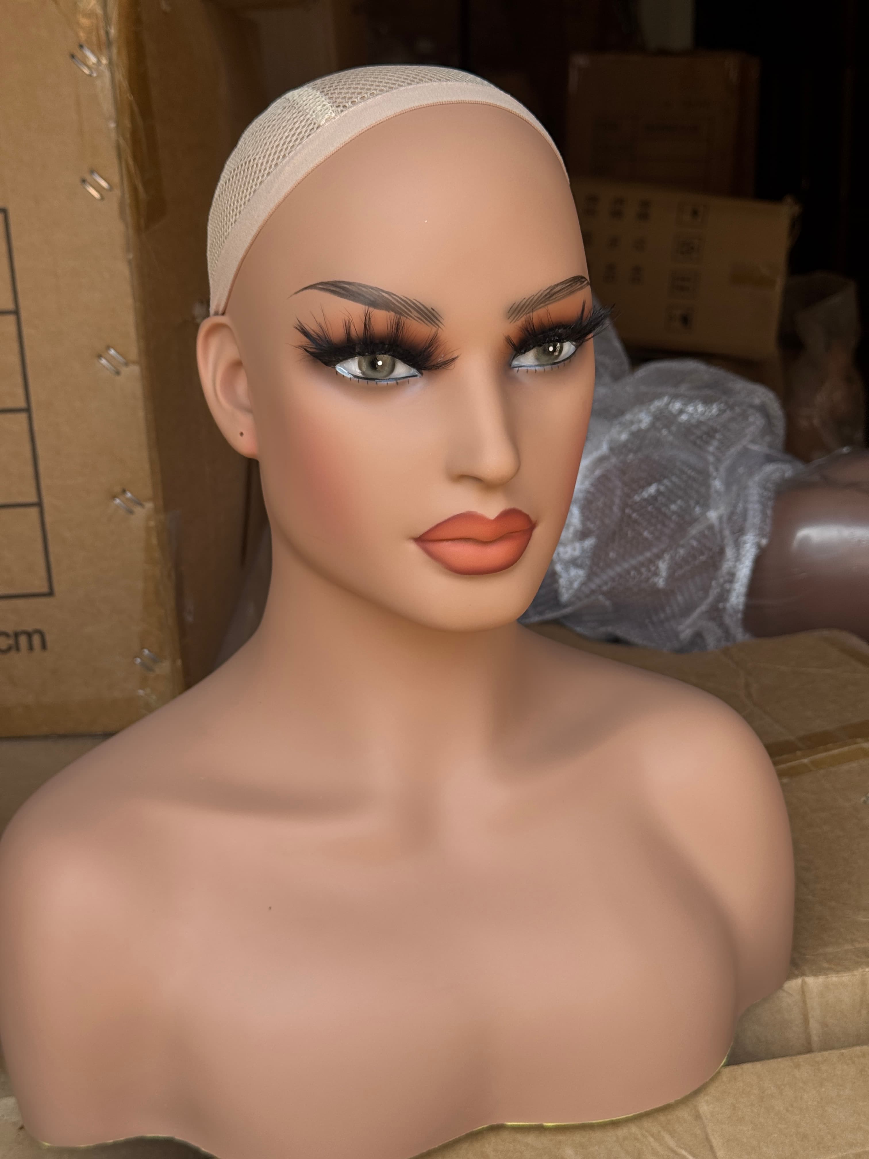 PIERCEABLE MANNEQUIN
